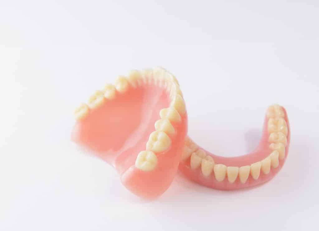 foto de prótesis removible o dentadura postiza