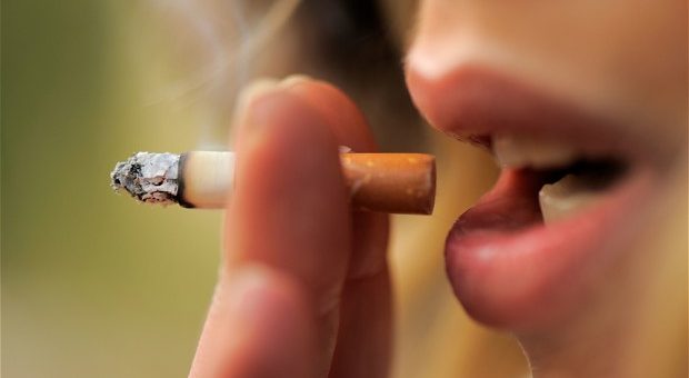 ¿Qué hace el tabaco en un implante dental?